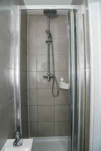 KentWilmington Lodge Dartford London的带淋浴和盥洗盆的浴室
