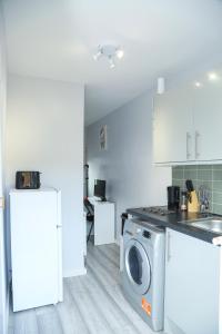 KentWilmington Lodge Dartford London的厨房配有洗衣机和洗衣机。