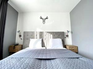 布鲁塞尔费蓝特酒店的卧室配有一张带鹿头的墙壁床。