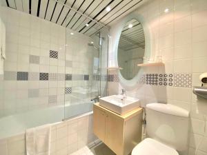 布鲁塞尔费蓝特酒店的一间带卫生间、水槽和镜子的浴室