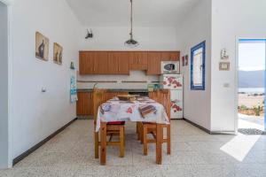 塞博河畔卡莱塔El Graciosero的厨房配有桌椅和冰箱。