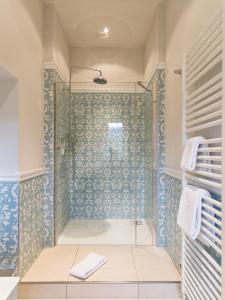 梅特拉赫Gästehaus Schloss Saareck的浴室设有蓝色瓷砖淋浴。
