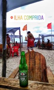伊利亚孔普里达Apartamentos PraiaMar的海滩上桌子上放着一瓶啤酒