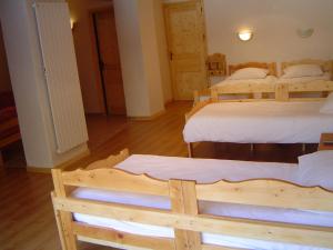 布里德莱班小屋酒店的铺有木地板的四床客房