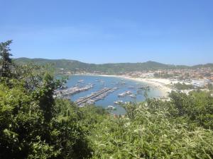 卡波布里奥Apartamento Jamesson Cabo Frio的享有海滩和水中船只的景色