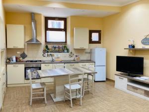 罗马Villino Marcella的厨房配有桌椅和冰箱。