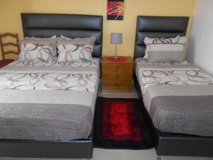 赞布热拉-杜马尔Sol Dourado的卧室内两张并排的床