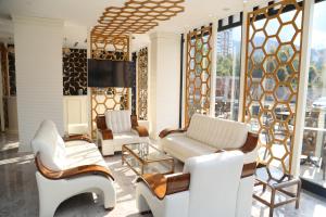 奥尔杜Kubaliç Hotel&SPA的客厅配有白色家具和窗户。