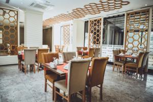 奥尔杜Kubaliç Hotel&SPA的餐厅内带桌椅的用餐室