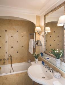 陶尔米纳Grand Hotel Timeo, A Belmond Hotel, Taormina的带浴缸、水槽和镜子的浴室