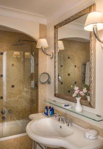 陶尔米纳Grand Hotel Timeo, A Belmond Hotel, Taormina的一间带水槽和淋浴的浴室
