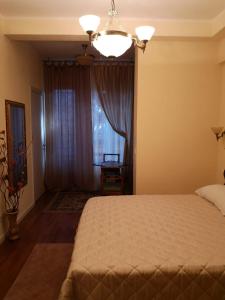 罗马AKIRE的一间卧室设有一张大床和一个窗户。