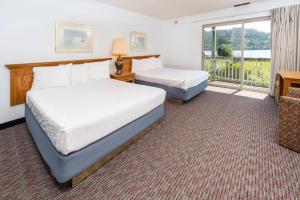 戈尔德比奇Jot's Resort的酒店客房设有两张床和一个阳台。
