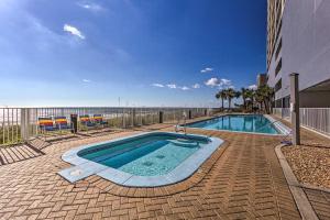 巴拿马城海滩Beachfront PCB Condo with Ocean Views and Pool Access!的一座背景海洋的游泳池