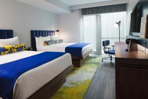 迈阿密Hotel Indigo Miami Brickell, an IHG Hotel的酒店客房设有两张床和电视。