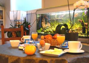 圣特罗让莱班鹦鹉螺酒店的一张桌子,上面放着一篮子的食物和橙汁