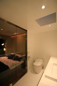 东京D工作室酒店的浴室设有床和卫生间。