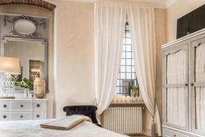 维罗纳Dolce Vita Santo Stefano的一间卧室配有床、镜子和梳妆台