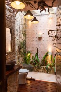 巴利亚多利德La Casa del Encomendero的带淋浴、卫生间和植物的浴室