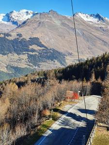 圣莫里斯堡les 3 marmottes - Les Arolles的滑雪缆车享有山景