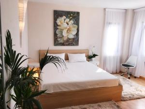 阿德耶维帕莱索公寓 的卧室配有一张床,墙上挂有绘画作品