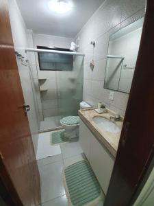 格拉瓦塔Winterville Resort Flat 910 Gravatá-Pe的一间带水槽、卫生间和镜子的浴室