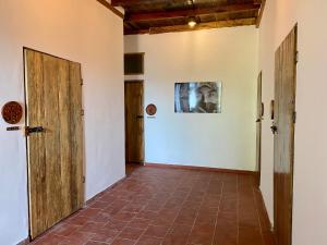 米卡Mundo Nuevo Eco Lodge的走廊设有两扇门,铺有瓷砖地板