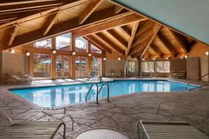 黑利Mountain Valley Lodge Hailey Sun Valley的一座带木制天花板的别墅内的游泳池