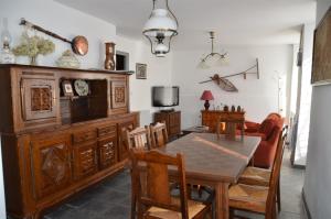 VicdessosLa maison d'Inca的一间带木桌和椅子的用餐室
