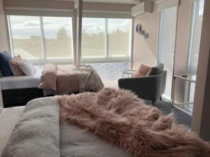 旺格努伊Allie's Hill Top Haven Bed & Breakfast的客厅配有一张床和毛皮地毯。