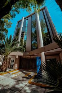 墨西哥城Suites Arquimedes 33的一座棕榈树建筑