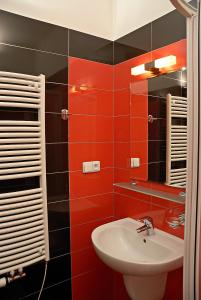 布拉格Just BE that´s enough!!的红色的浴室设有水槽和镜子