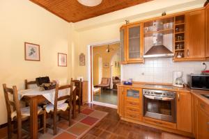 AgrafoíELENI'S TRADITIONAL HOUSE IN AGRAFI的一间带桌子的厨房和一间餐厅