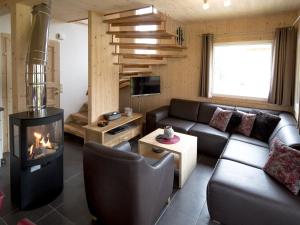 穆劳附近圣洛伦岑Charming Chalet in Sankt Georgen ob Murau on Ski Slopes的带沙发和壁炉的客厅