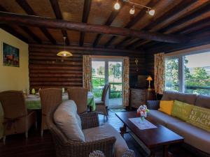 弗朗科尔尚Open wooden chalet built against a hill的客厅配有沙发和桌子