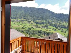 菲施Attractive chalet in Fiesch Wiler with views的阳台享有绿色田野的景色。