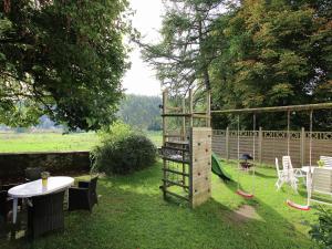 Le ParqueSplendid Mansion in Bastogne with Fenced Garden的花园设有1个带桌子和围栏的游乐场