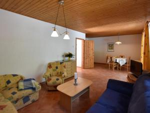 DamshagenCountry holiday home in Damshagen with sauna的客厅配有蓝色的沙发和桌子