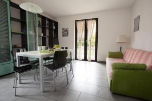 托尔博莱Villetta Martinelli的客厅配有白色桌子和沙发