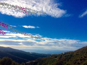阿里纳斯Belvilla by OYO Casa Martijo的风筝在天空中飞过山