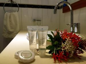 威廉斯塔德Curacao Suites Hotel的浴室在柜台上安装了两管除臭剂