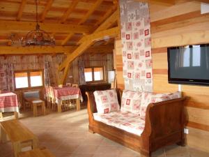 勒梅尼勒Chalet in Le Thillot with Skiing & Horse Riding Nearby的带沙发和电视的客厅