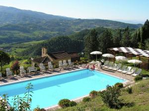 Cosy Holiday Home in Dicomano with Swimming Pool内部或周边泳池景观