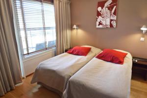 塔库沃里Holiday Club Tahko Spa Apartments的带窗户的客房内的两张床