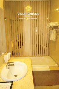 高平Sài Gòn - Bản Giốc Resort的浴室配有盥洗盆和浴缸。