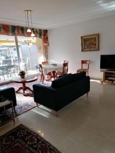 阿斯科纳Condominio Golfo d'Oro的客厅配有沙发和桌子