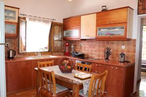 SelinitsaAMANDA的厨房配有木桌和木橱柜。