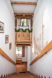 阿尔滕马克特蓬高Sonnalm的墙上装饰着圣诞花的楼梯