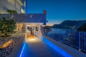 普莱伊亚诺Casa Angelina的带阳台的别墅,拥有蓝色的灯光
