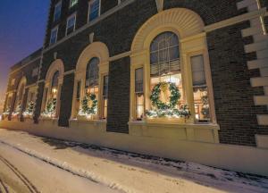 塞伦霍桑酒店的窗户上戴着圣诞花圈的建筑